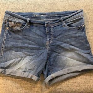 Used Women’s Natural Reflections shorts. Size 12.